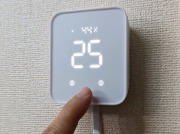 室温25℃・湿度44%を表示する車内のスマート温湿度計